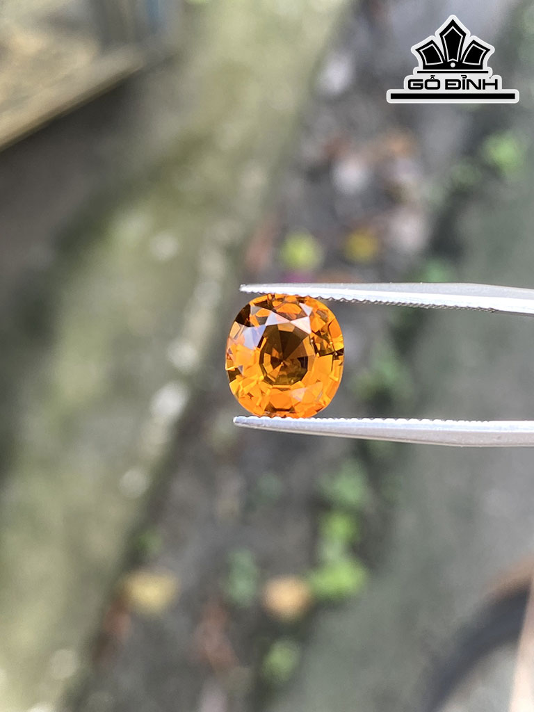 Viên Đá Tourmaline Cao 9,2 Ngang 8,8 Sâu 5 (mm) 2,39gr