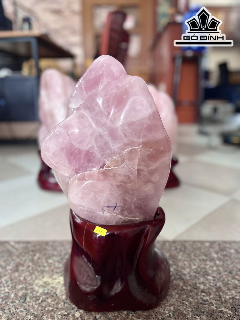 Tác Phẩm Đá Thạch Anh Hồng Cao 45 Ngang 35(cm) 11,97kg