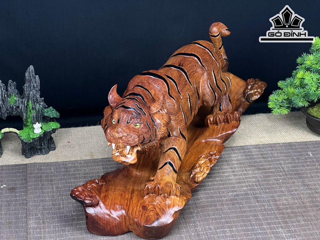 Tượng Hổ Săn Mồi Gỗ Hương Cao 22 Ngang 56 Sâu 19 (cm)