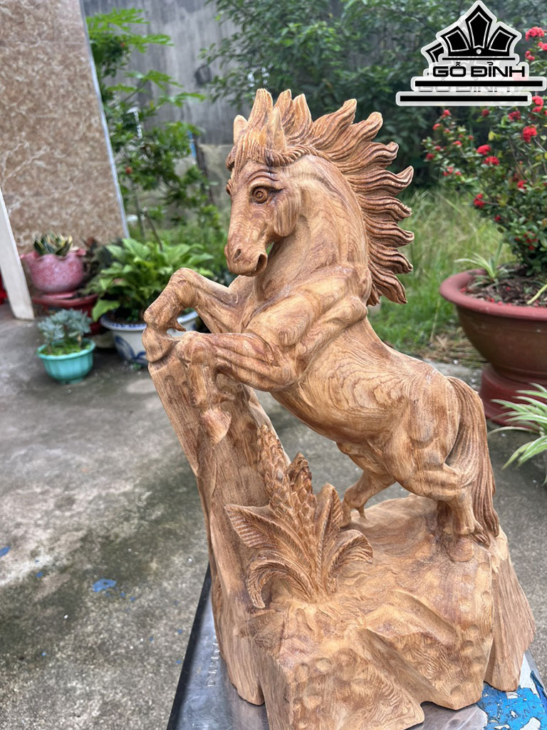 Tượng Ngựa Phong Thủy (Nhất Mã Phi Thiên) Gỗ Ngọc Am Cao 48 Ngang 30 Sâu 22 (cm)