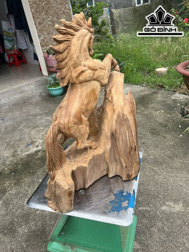 Tượng Ngựa Phong Thủy (Nhất Mã Phi Thiên) Gỗ Ngọc Am Cao 48 Ngang 30 Sâu 22 (cm)
