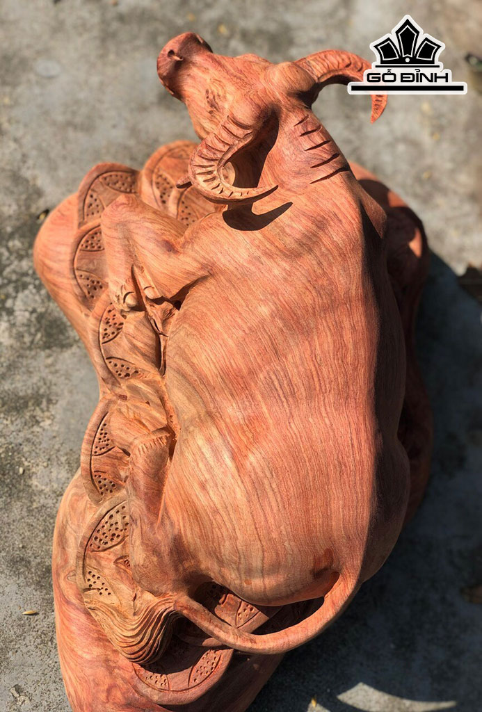Tượng Trâu Gỗ Hương Cao 17 Ngang 43 Sâu 26 (cm)
