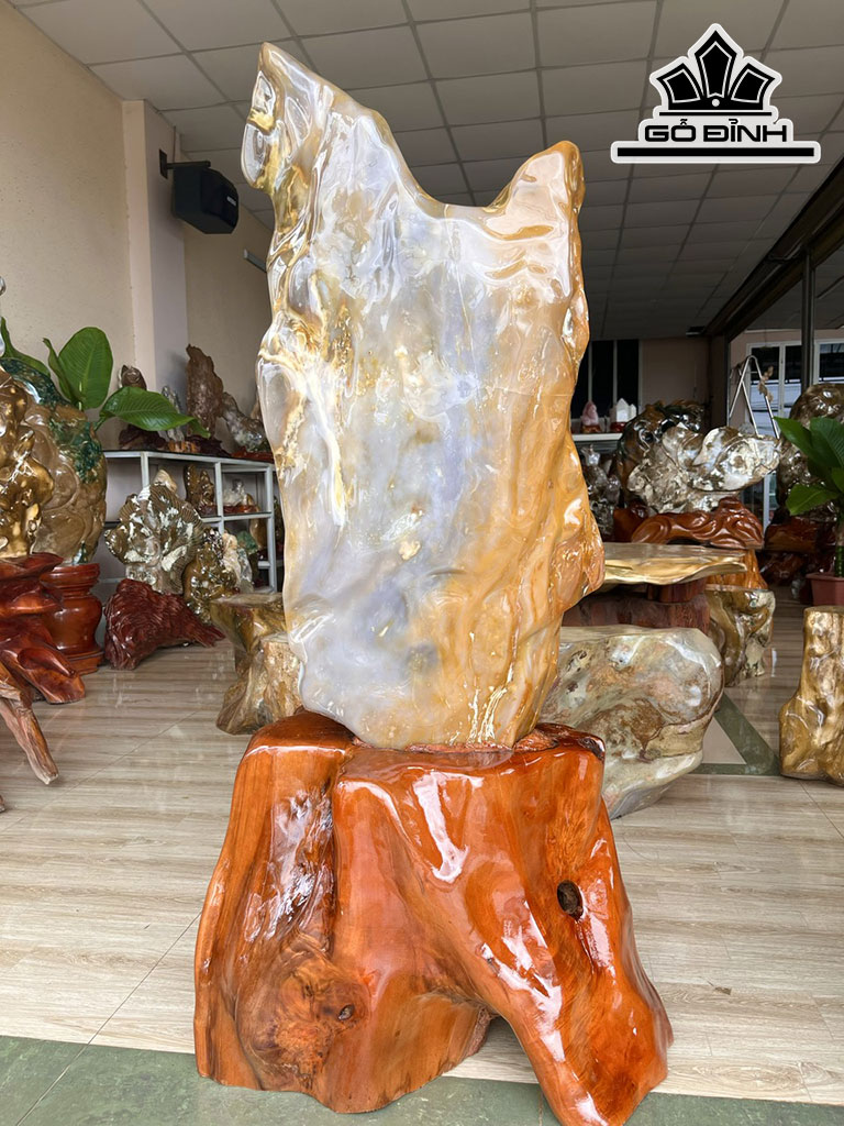 Tác Phẩm Đá Mã Não Cao 127 Ngang 40 (cm) 60kg
