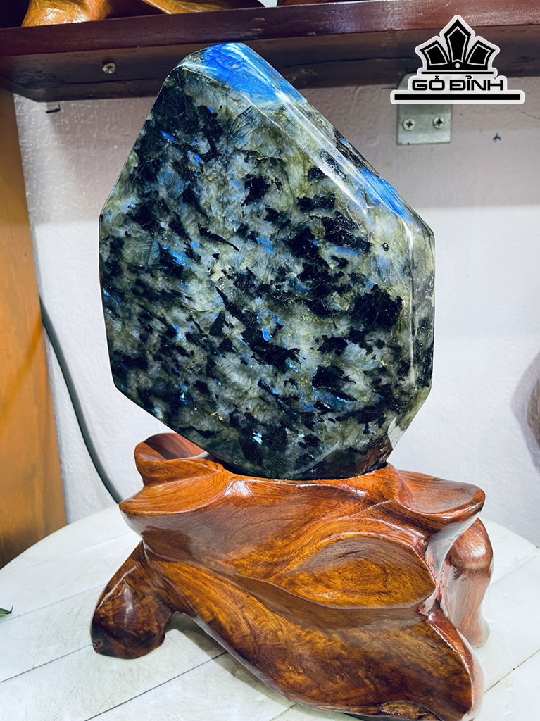 Tác Phẩm Đá Xà Cừ (Labradorite) Cao 32 Ngang 18 (cm) 3,8kg