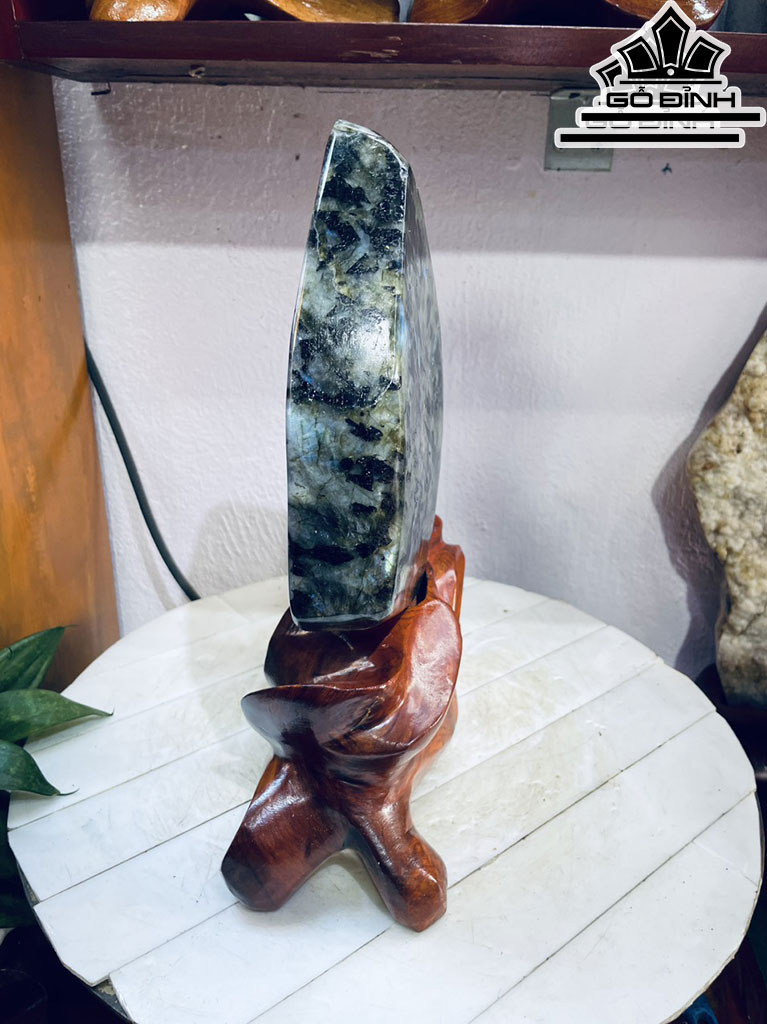 Tác Phẩm Đá Xà Cừ (Labradorite) Cao 32 Ngang 18 (cm) 3,8kg