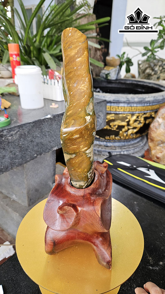 Tác Phẩm Đá Mã Não Cao 42 Ngang 12 Sâu 5 (cm) 5kg