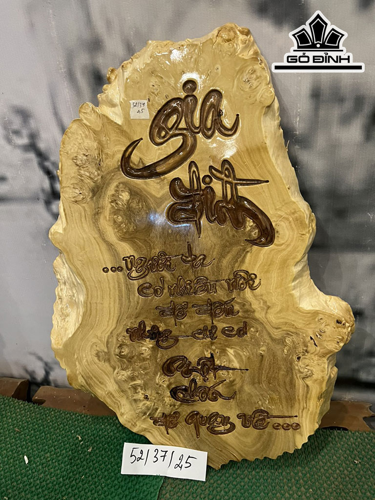 Tranh Gia Đình Gỗ Nu Nghiến Cao 52 Ngang 37 Sâu 2,5 (cm)