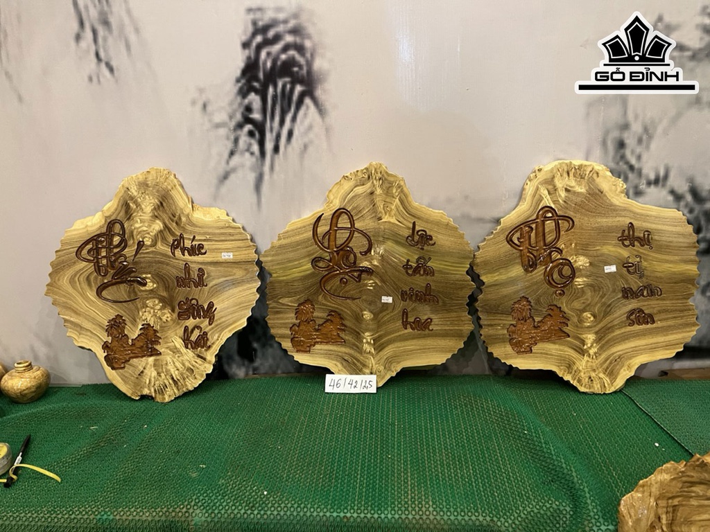 Tranh Phúc Lộc Thọ ( Tam Đa ) Gỗ Nu Nghiến Cao 46 Ngang 42 Sâu 2,5 (cm)