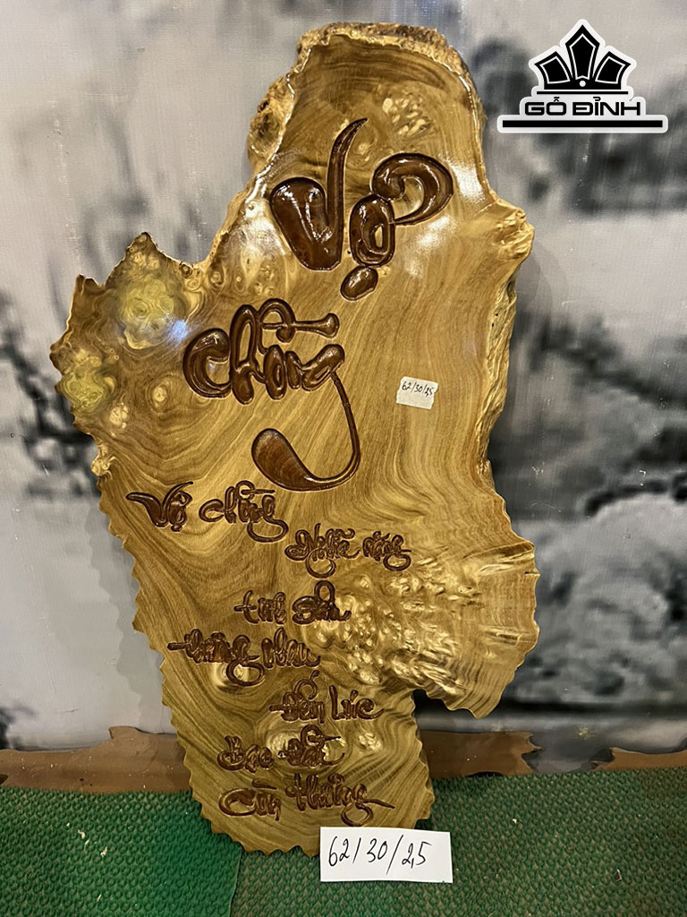 Tranh Vợ Chồng Gỗ Nu Nghiến Cao 62 Ngang 30 Sâu 2,5 (cm)
