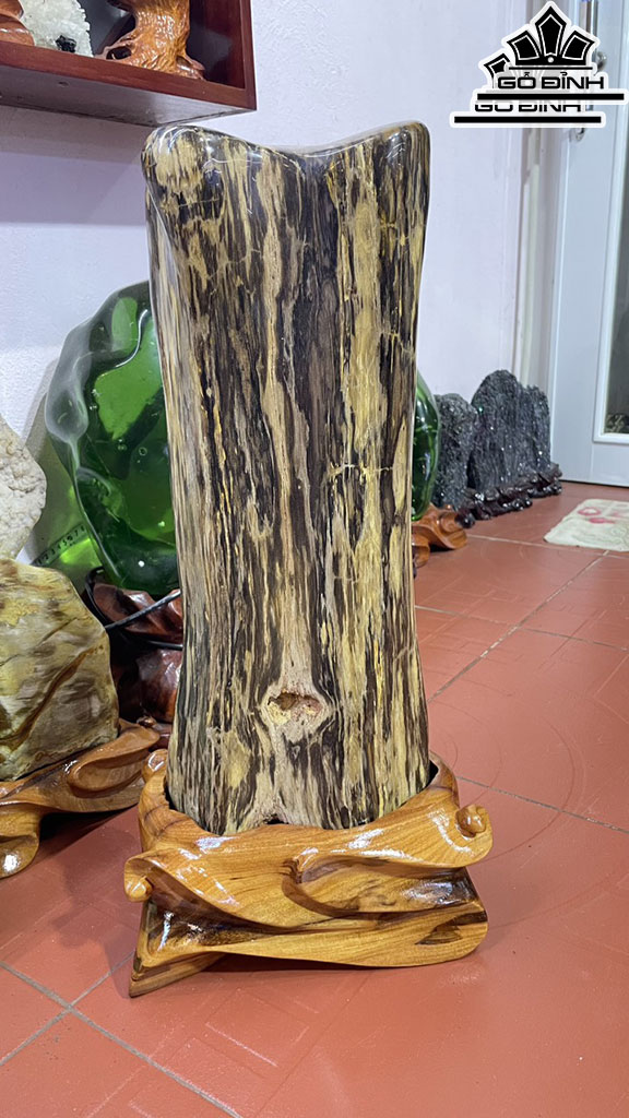 Tác Phẩm Gỗ Hóa Ngọc Cao 56 Ngang 23 (cm)17,5kg
