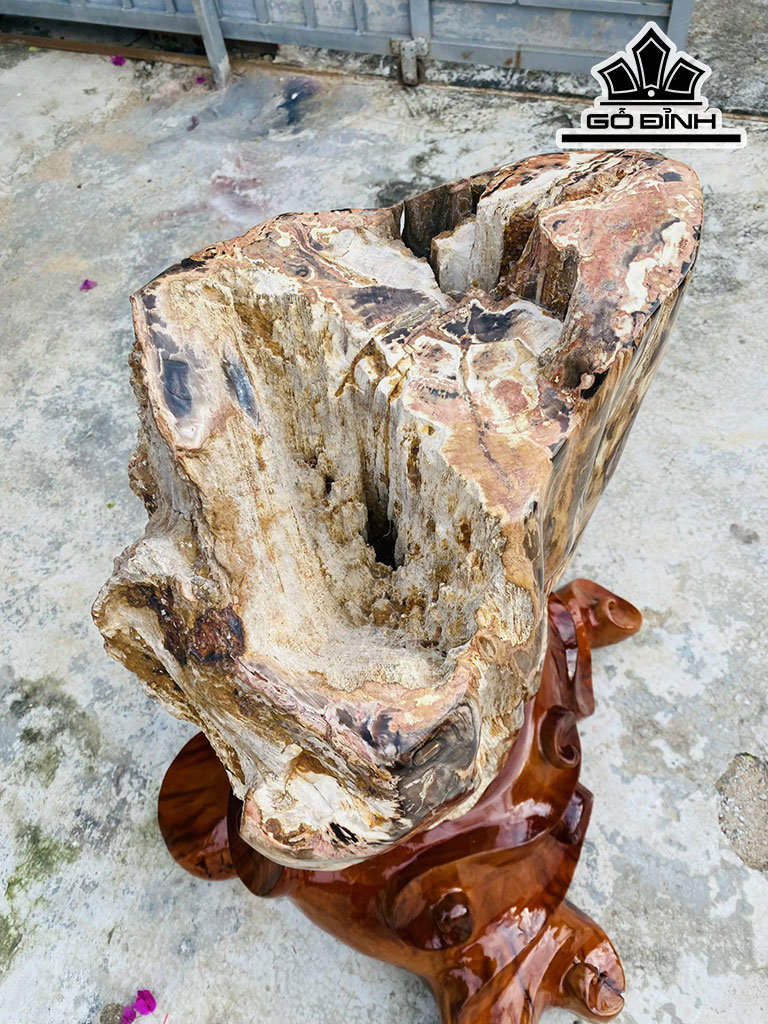 Tác Phẩm Gỗ Hóa Thạch Chuyển Mã Não Cao 105 Ngang 80 (cm) 180kg