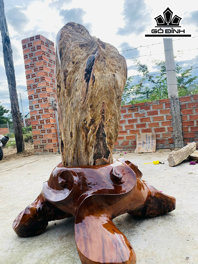 Tác Phẩm Gỗ Hóa Thạch Chuyển Mã Não Cao 105 Ngang 80 (cm) 180kg