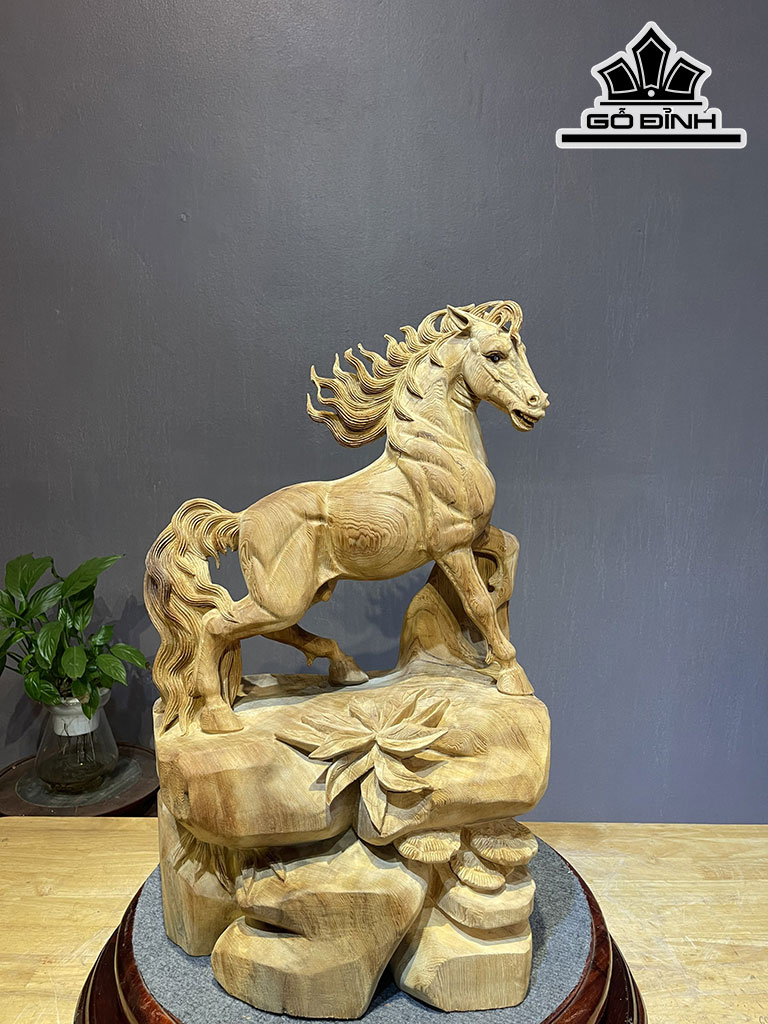 Tượng Ngựa Phong Thủy (Nhất Mã Phi Thiên) Gỗ Ngọc Am Cao 57 Ngang 36 Sâu 20 (cm)