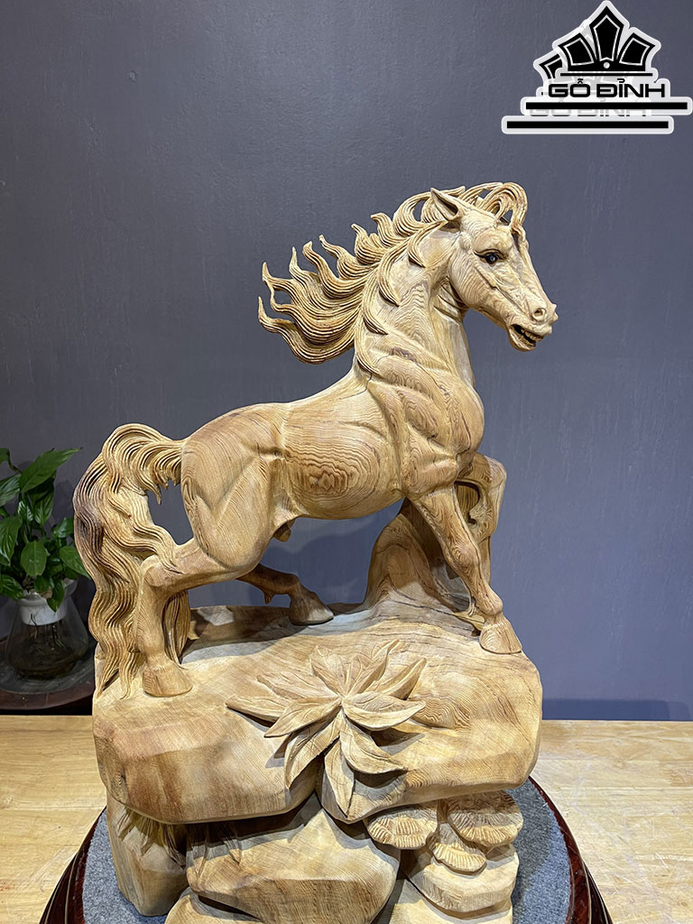 Tượng Ngựa Phong Thủy (Nhất Mã Phi Thiên) Gỗ Ngọc Am Cao 57 Ngang 36 Sâu 20 (cm)