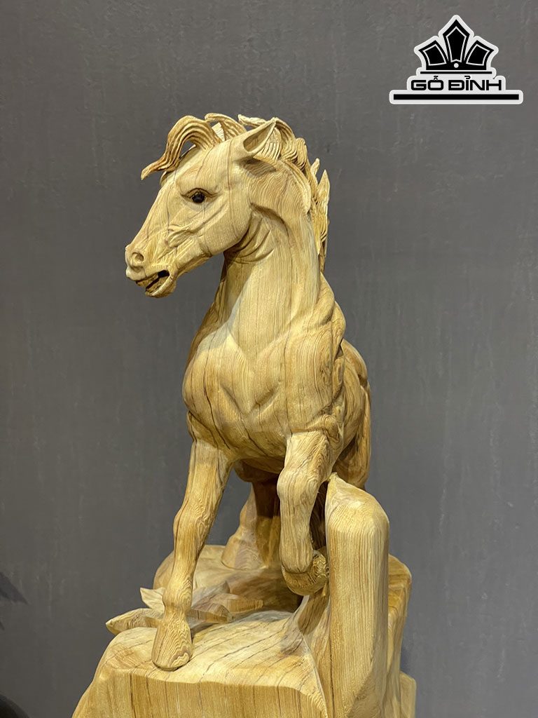 Tượng Ngựa Phong Thủy (Nhất Mã Phi Thiên) Gỗ Ngọc Am Cao 57 Ngang 36 Sâu 20 (cm)