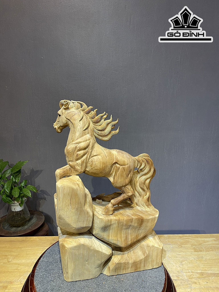 Tượng Ngựa Phong Thủy (Nhất Mã Phi Thiên) Gỗ Ngọc Am Cao 57 Ngang 36 Sâu 20 (cm)