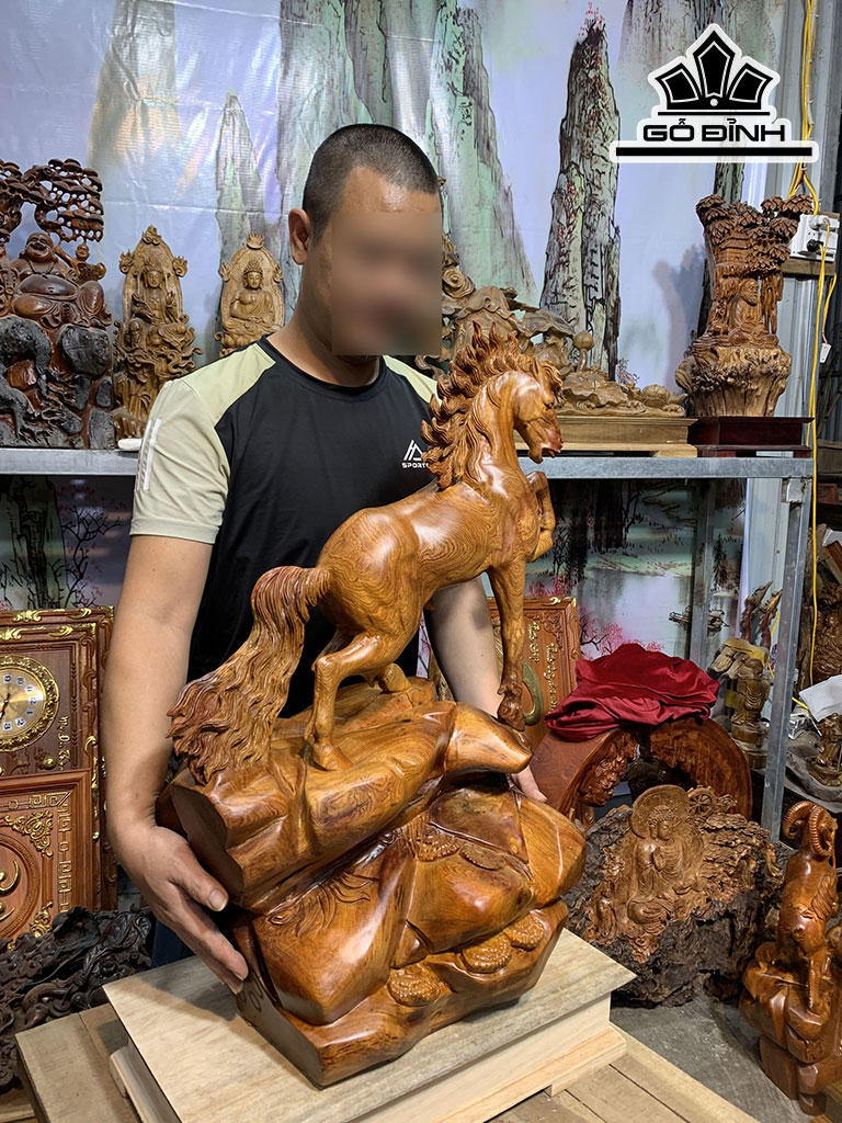 Tượng Ngựa Phong Thủy (Nhất Mã Phi Thiên) Gỗ Hương Cao 51 Ngang 22 Sâu 21 (cm)