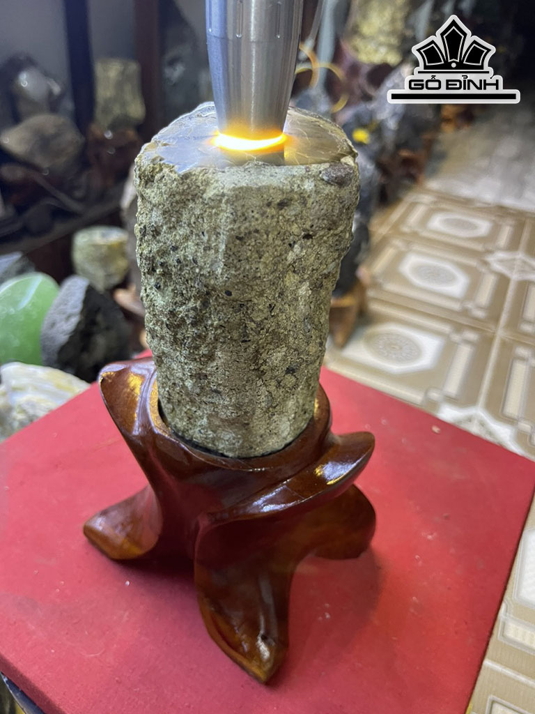 Tác Phẩm Gỗ Hóa Ngọc Cao 23 (cm) 1,7kg
