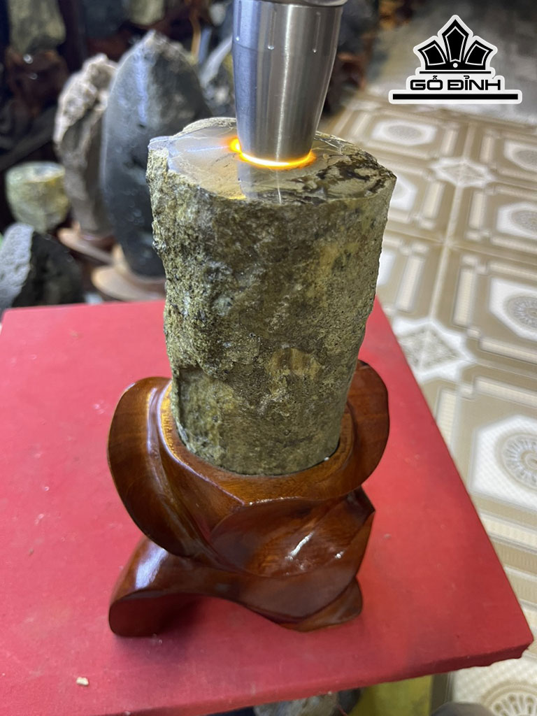 Tác Phẩm Gỗ Hóa Ngọc Cao 23 (cm) 1,7kg