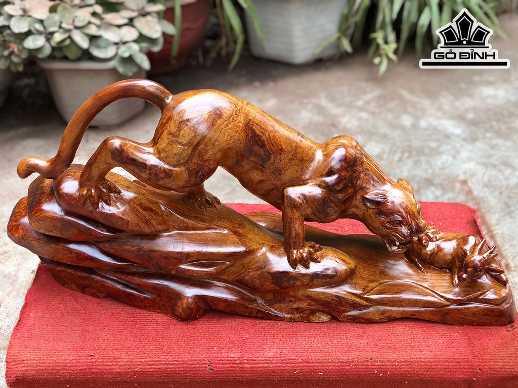 Tượng Báo Săn Mồi Gỗ Hương Cao 35 Ngang 70 Sâu 18 (cm)