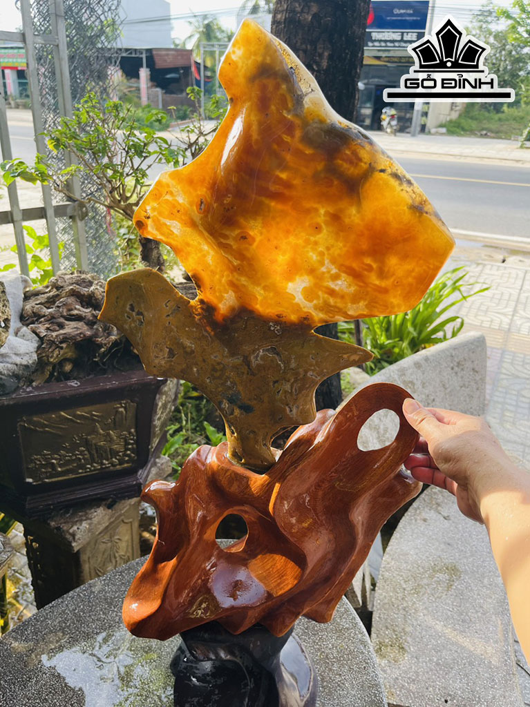 Tác Phẩm Đá Can Thạch Đỏ Cao 66 (cm) 7kg