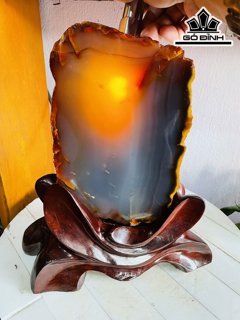 Tác Phẩm Đá Mã Não Cao 30 Ngang 15 (cm) 4,7kg