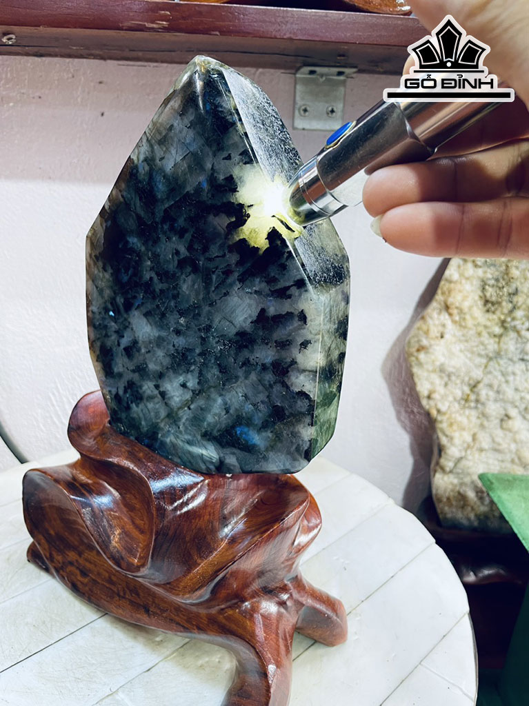 Tác Phẩm Đá Xà Cừ (Labradorite) Cao 32 Ngang 18 (cm) 3,8kg