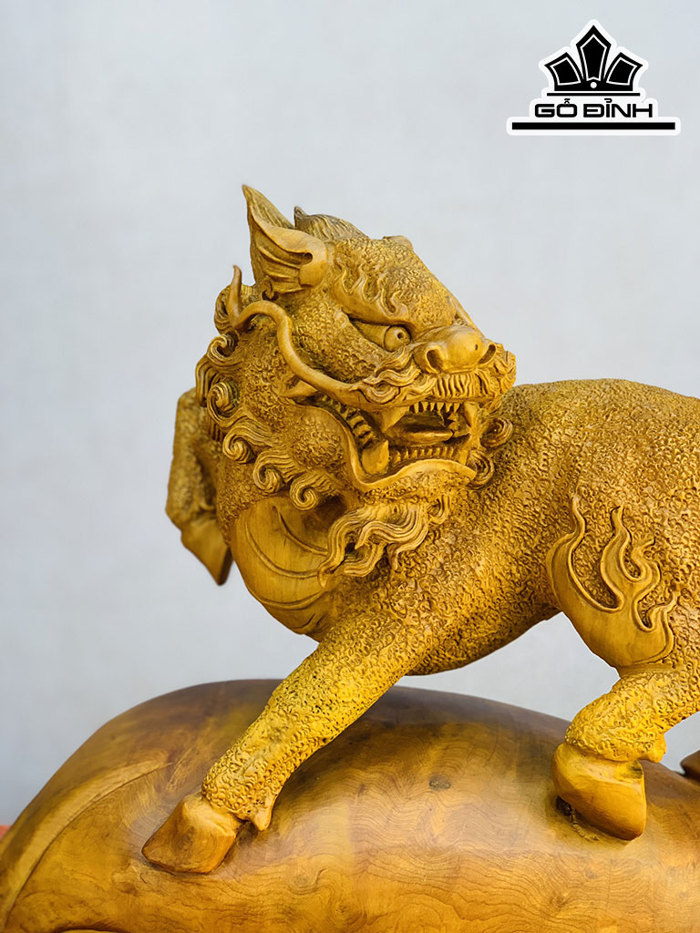 Tượng Long Mã Đứng Bao Tiền Gỗ Nu Ngọc Am Cao 47 Ngang 50 Sâu 19 (cm)