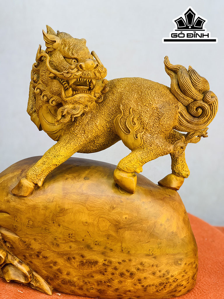 Tượng Long Mã Đứng Bao Tiền Gỗ Nu Ngọc Am Cao 47 Ngang 50 Sâu 19 (cm)