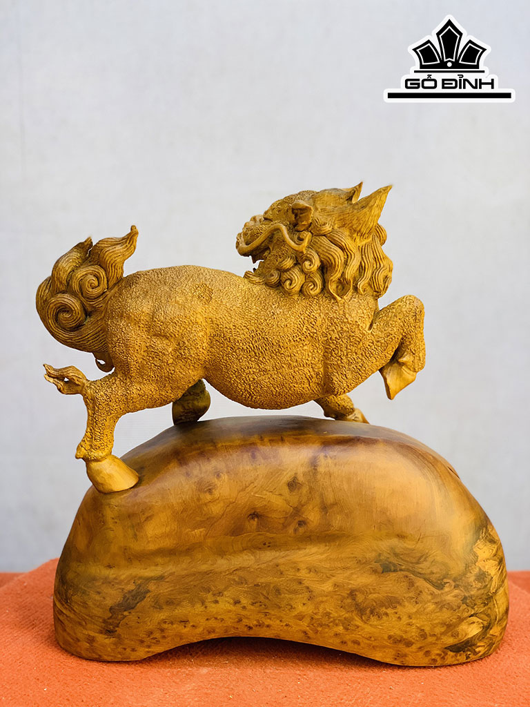 Tượng Long Mã Đứng Bao Tiền Gỗ Nu Ngọc Am Cao 47 Ngang 50 Sâu 19 (cm)