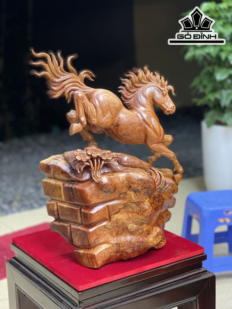 Tượng Ngựa Phong Thủy (Nhất Mã Phi Thiên) Gỗ Nu Hương Cao 52 Ngang 35 Sâu 22 (cm)
