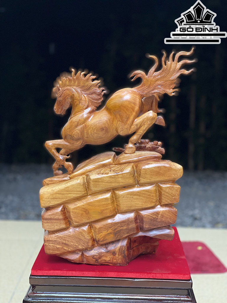 Tượng Ngựa Phong Thủy (Nhất Mã Phi Thiên) Gỗ Nu Hương Cao 52 Ngang 35 Sâu 22 (cm)