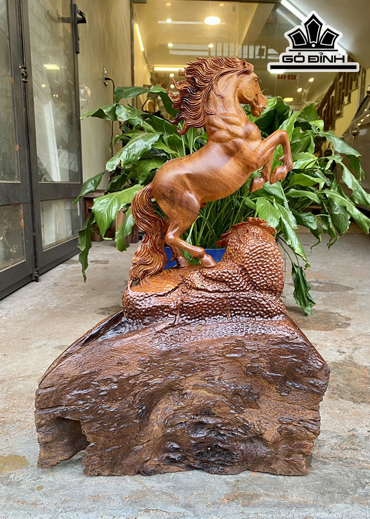 Tượng Ngựa Phong Thủy (Nhất Mã Phi Thiên) Gỗ Nu Hương Cao 51 Ngang 36 Sâu 16 (cm)