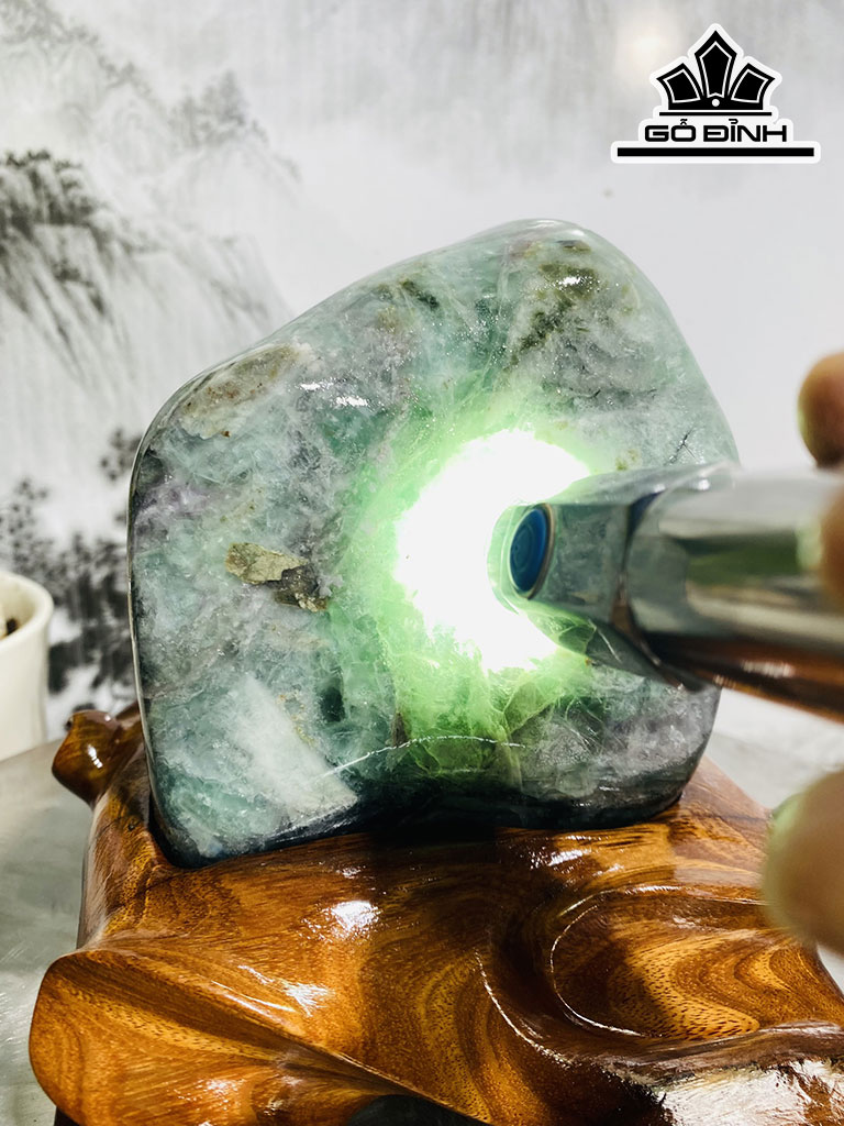 Tác Phẩm Đá Flourite Cao 18 Ngang 16 (cm) 3,4kg