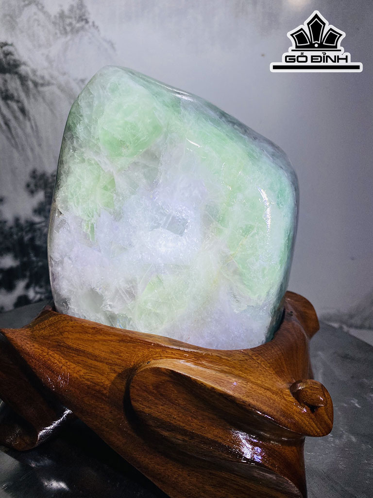 Tác Phẩm Đá Flourite Cao 18 Ngang 16 (cm) 3,4kg