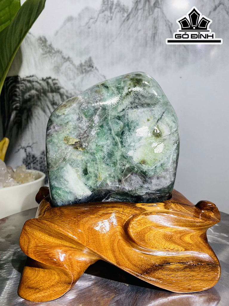 Tác Phẩm Đá Flourite Cao 18 Ngang 16 (cm) 3,4kg