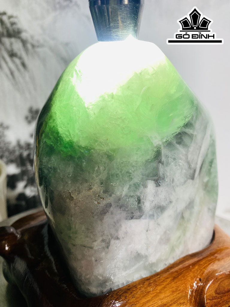 Tác Phẩm Đá Flourite Cao 18 Ngang 16 (cm) 3,4kg
