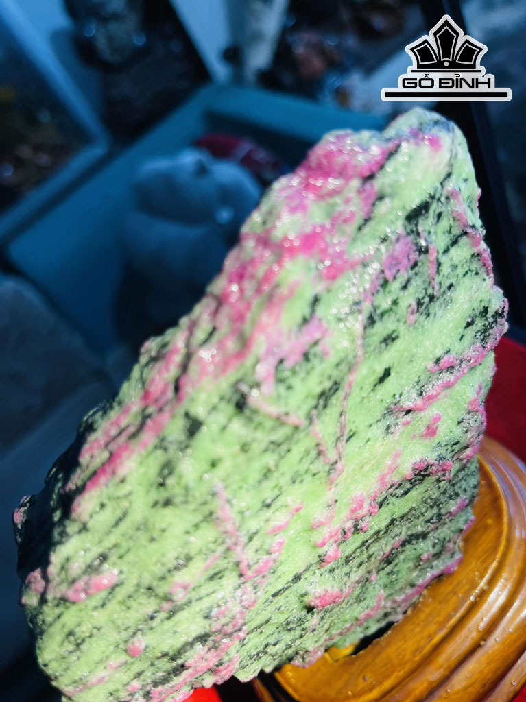 Khối Đá Ruby Tự Nhiên Cao 19 (cm) 2,2kg
