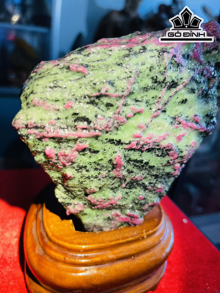 Khối Đá Ruby Tự Nhiên Cao 19 (cm) 2,2kg