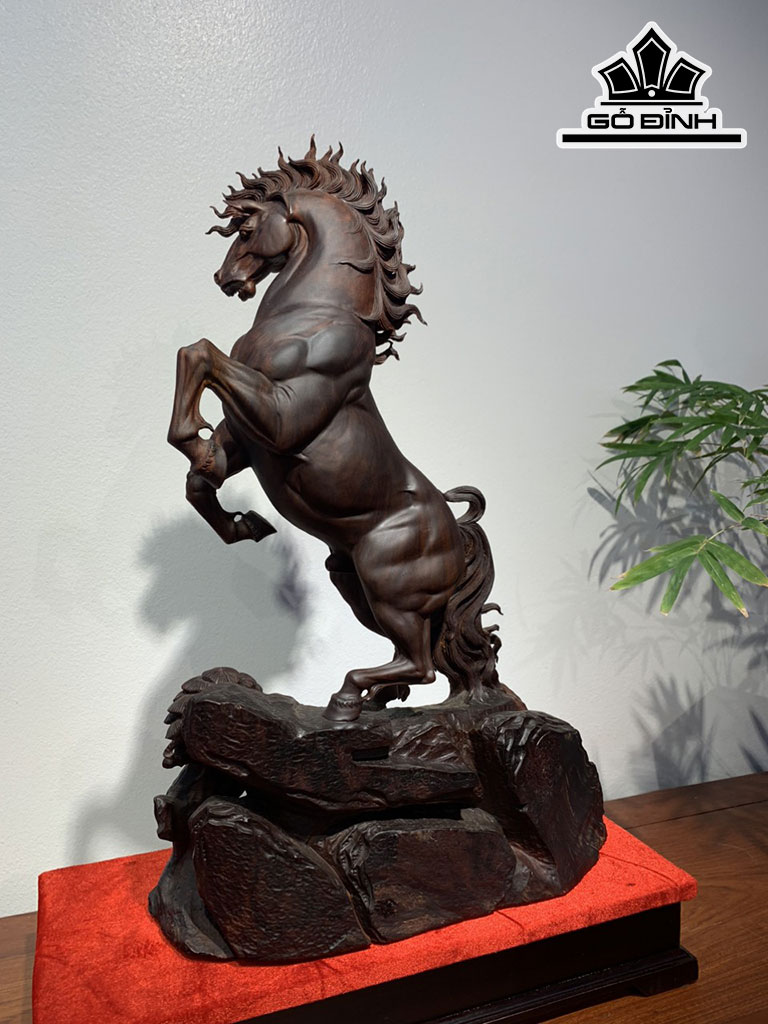 Tượng Ngựa Phong Thủy (Nhất Mã Phi Thiên) Gỗ Trắc Cao 52 Ngang 33 Sâu 15 (cm)