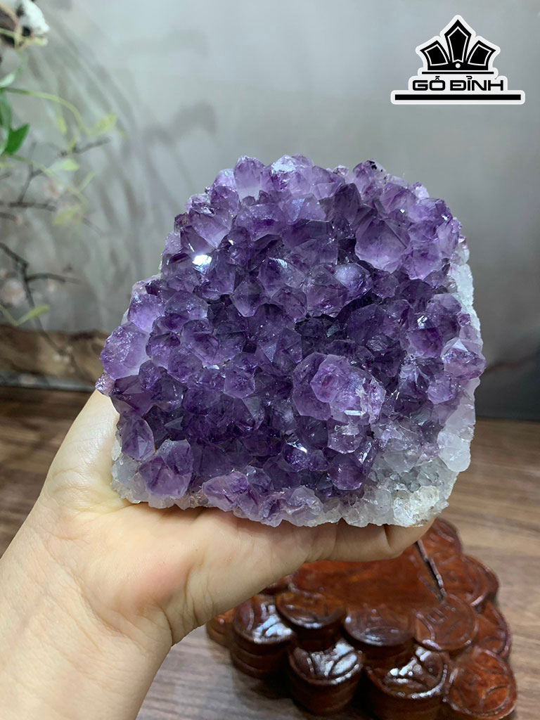 Tác Phẩm Đá Thạch Anh Tím Cao 12,5 Ngang 16  (cm) 1,05kg