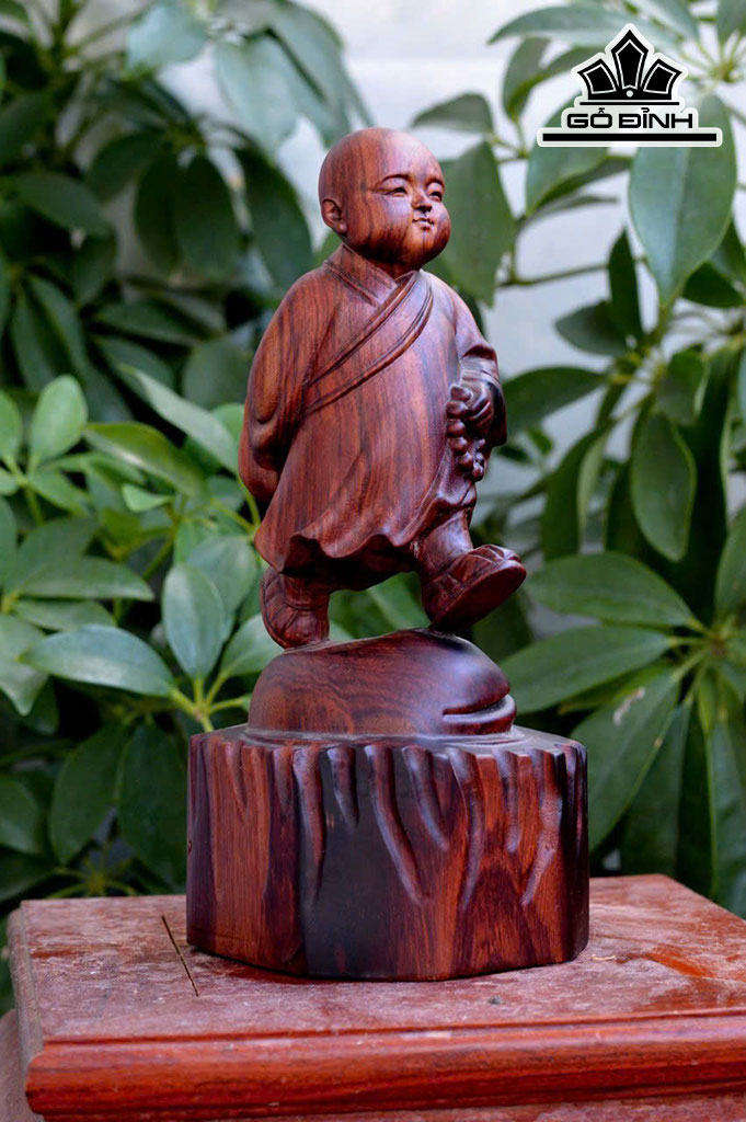 Chú Tiểu Thong Dong Gỗ Cẩm Cao 20 Ngang 8 Sâu 8 (cm)