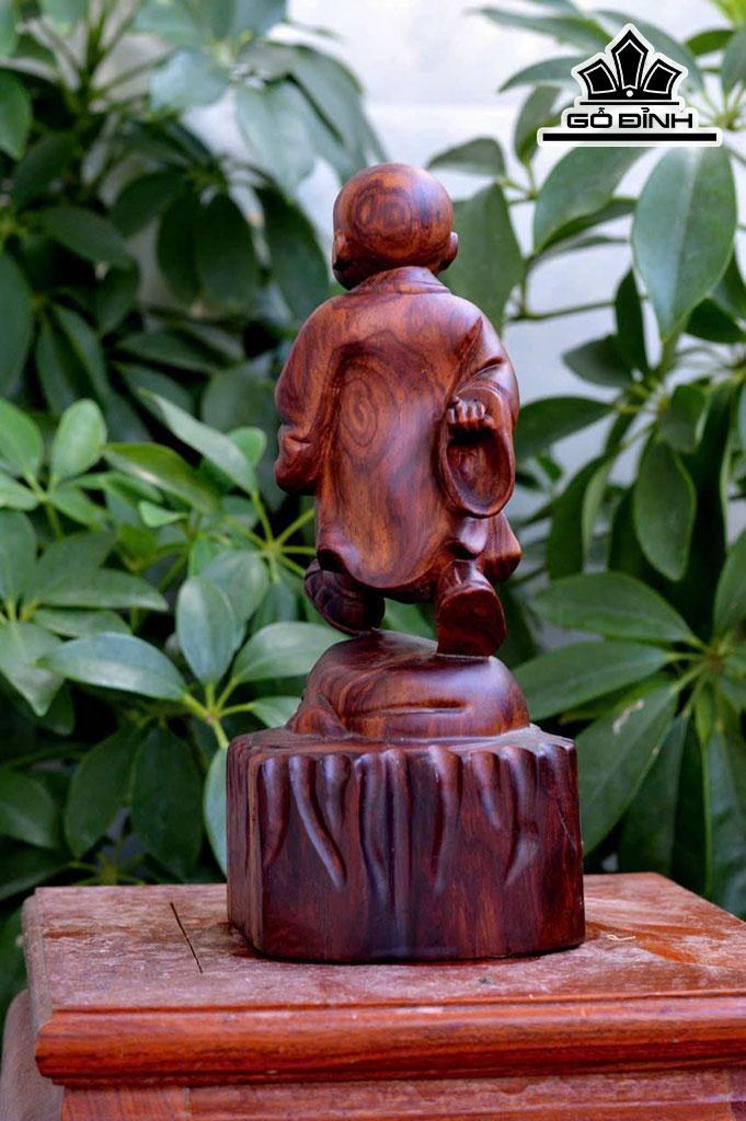 Chú Tiểu Thong Dong Gỗ Cẩm Cao 20 Ngang 8 Sâu 8 (cm)