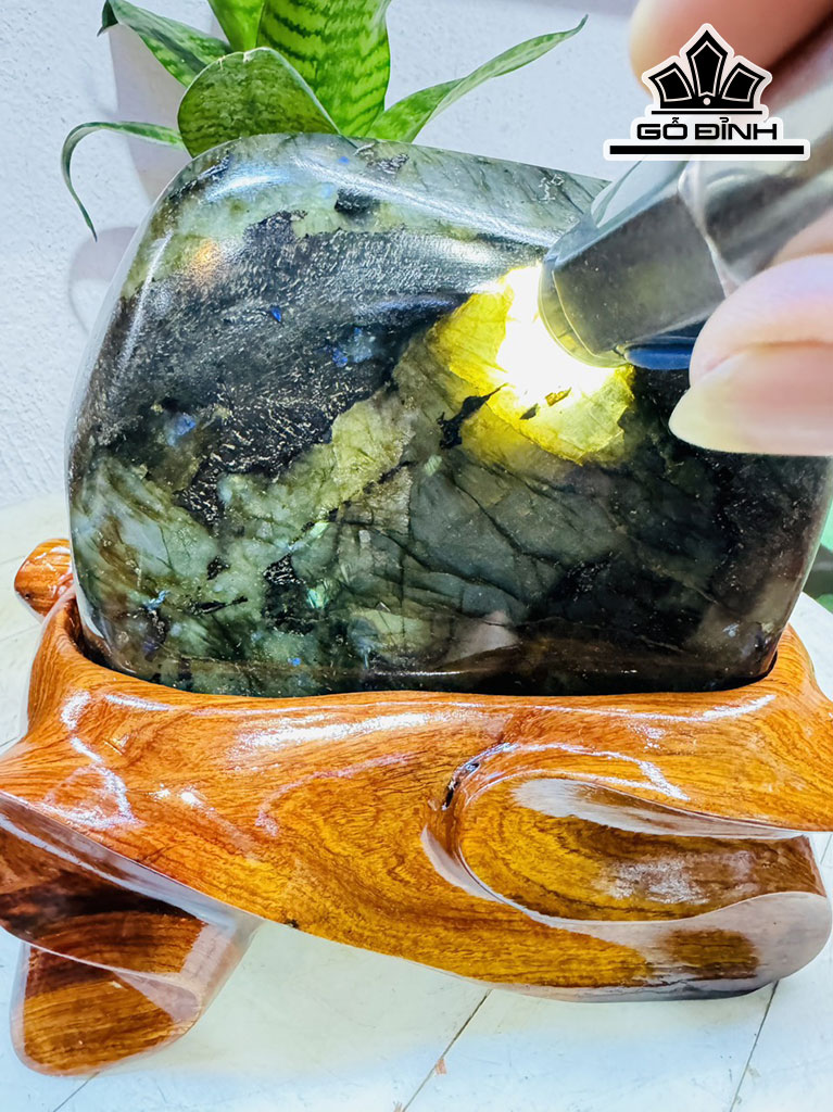 Tác Phẩm Đá Xà Cừ (Labradorite) Cao 18 Ngang 17 (cm) 2,9kg