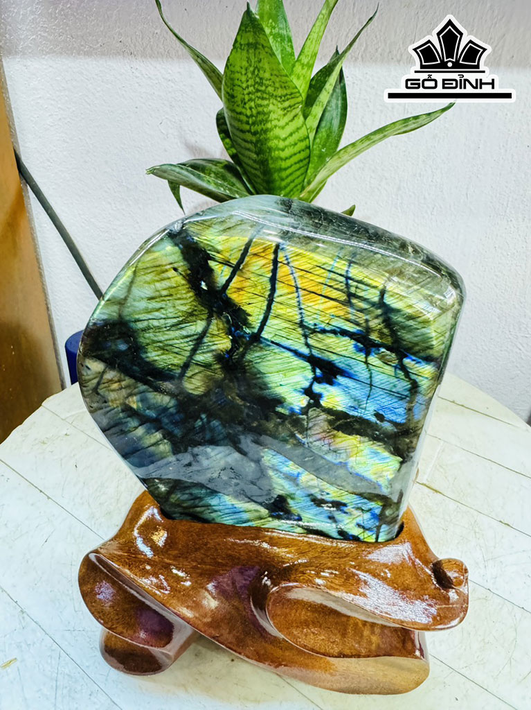 Tác Phẩm Đá Xà Cừ (Labradorite) Cao 20 Ngang 14 (cm) 2,8kg