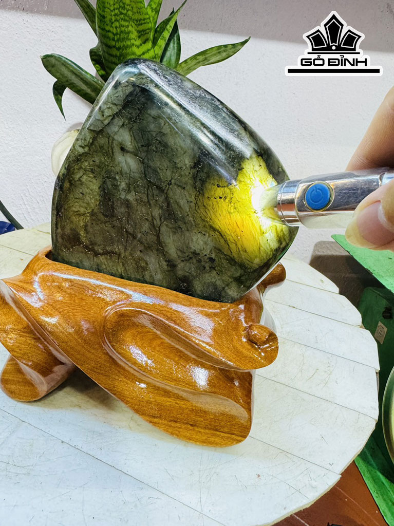 Tác Phẩm Đá Xà Cừ (Labradorite) Cao 20 Ngang 15 (cm) 3kg