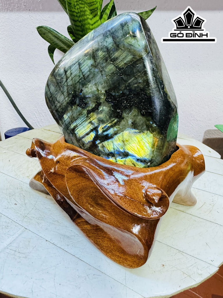 Tác Phẩm Đá Xà Cừ (Labradorite) Cao 20 Ngang 15 (cm) 3kg