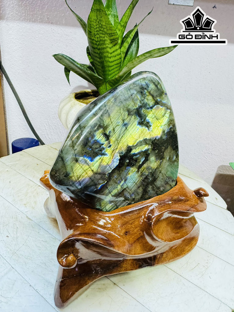 Tác Phẩm Đá Xà Cừ (Labradorite) Cao 20 Ngang 15 (cm) 3kg