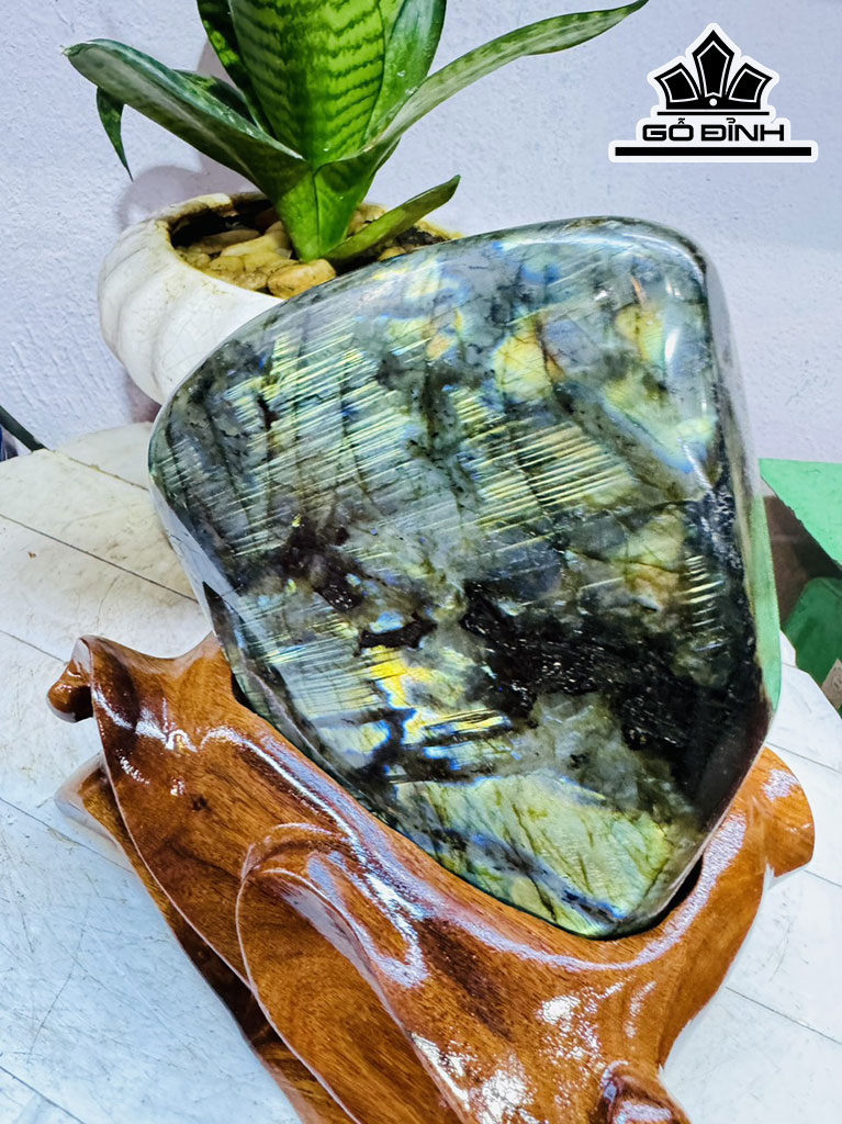 Tác Phẩm Đá Xà Cừ (Labradorite) Cao 20 Ngang 15 (cm) 3kg