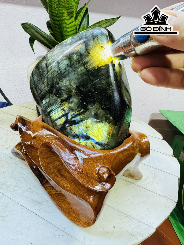 Tác Phẩm Đá Xà Cừ (Labradorite) Cao 20 Ngang 15 (cm) 3kg